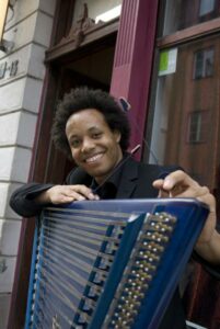 Komalé Akakpo (Gitarre, Hackbrett)